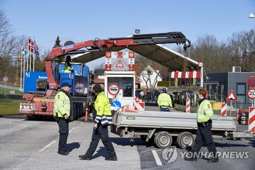 덴마크 측의 독일 국경 폐쇄 작업   [EPA=연합뉴스]
